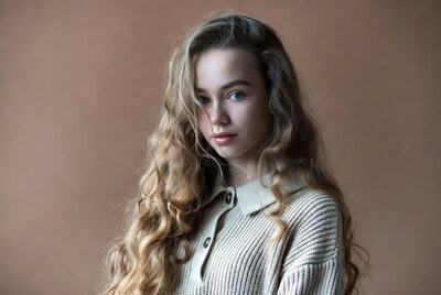 Teen girl with wavy blonde hair