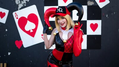 Blonde woman in Harley Quinn cosplay