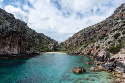 Turquoise bay between rocky cliffs