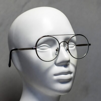 White mannequin head with round glasses
