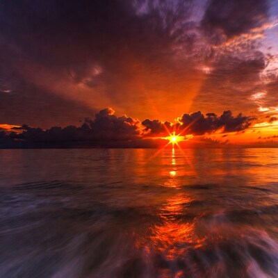 Vibrant Sunset Over Ocean