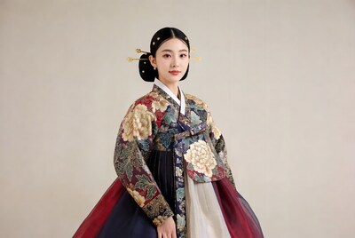 Asian woman in traditional hanbok