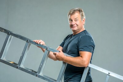 Man holding aluminum ladder
