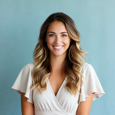 Smiling woman with wavy blonde hair