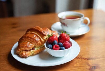 Croissant with berries and tea