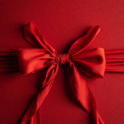 Red satin gift bow