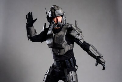Man in gray Halo Spartan cosplay