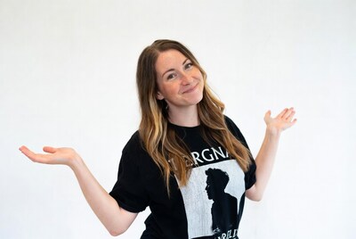 Smiling woman in Vergnugna T-shirt shrugging