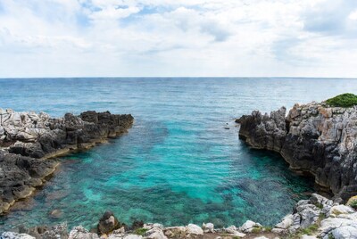 Turquoise cove between rocky cliffs