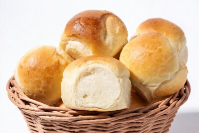 Fresh dinner rolls in wicker basket