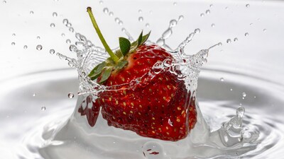 Strawberry splashing in water