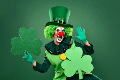 Clown in green leprechaun costume